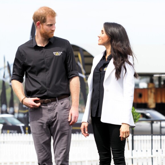 Le prince Harry, duc de Sussex, et Meghan Markle, duchesse de Sussex, enceinte, assistent au "Jaguar Land Rover Driving Challenge" en ouverture des "Invictus Games 2018" sur Cockatoo Island. Sydney, le 20 octobre 2018.