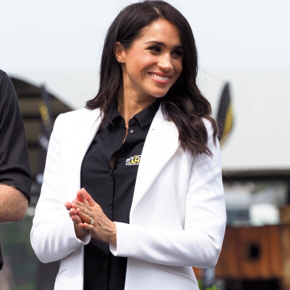 Le prince Harry, duc de Sussex, et Meghan Markle, duchesse de Sussex, enceinte, assistent au "Jaguar Land Rover Driving Challenge" en ouverture des "Invictus Games 2018" sur Cockatoo Island. Sydney, le 20 octobre 2018.