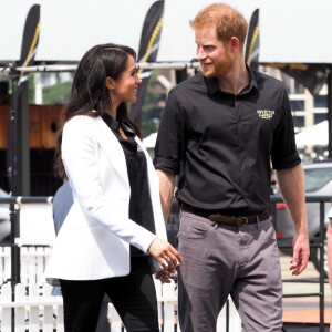 Le prince Harry, duc de Sussex, et Meghan Markle, duchesse de Sussex, enceinte, assistent au "Jaguar Land Rover Driving Challenge" en ouverture des "Invictus Games 2018" sur Cockatoo Island. Sydney, le 20 octobre 2018.