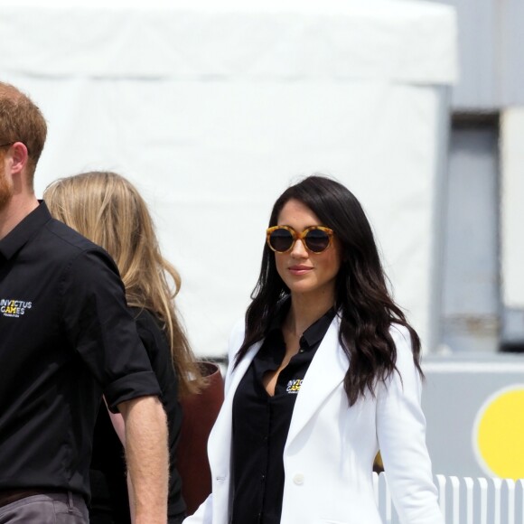 Le prince Harry, duc de Sussex, et Meghan Markle, duchesse de Sussex, enceinte, assistent au "Jaguar Land Rover Driving Challenge" en ouverture des "Invictus Games 2018" sur Cockatoo Island. Sydney, le 20 octobre 2018.