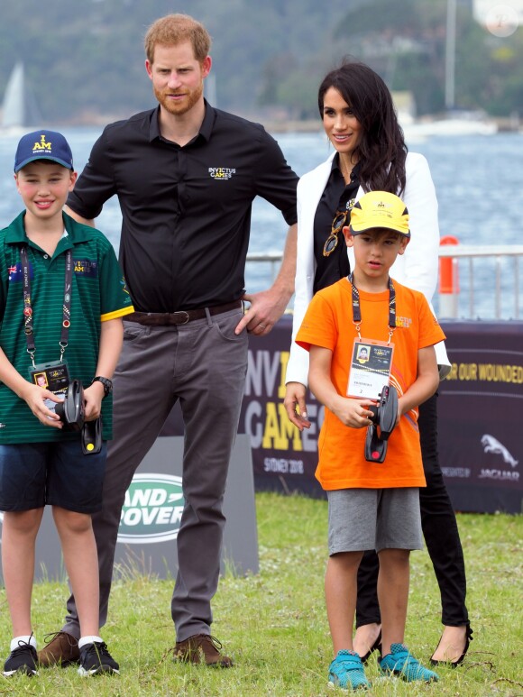 Le prince Harry, duc de Sussex, et Meghan Markle, duchesse de Sussex, enceinte, assistent au "Jaguar Land Rover Driving Challenge" en ouverture des "Invictus Games 2018" sur Cockatoo Island. Sydney, le 20 octobre 2018.