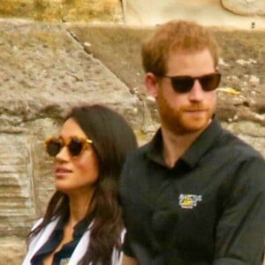 Le prince Harry, duc de Sussex, et Meghan Markle, duchesse de Sussex, enceinte, retournent à l'Admiralty House après leur visite sur Cockatoo Island pour assister au "Jaguar Land Rover Driving Challenge" en ouverture des "Invictus Games 2018".