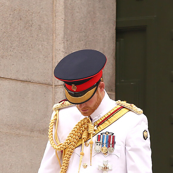 Le prince Harry, duc de Sussex, et Meghan Markle, duchesse de Sussex, enceinte, déposent une couronne au monument de guerre de l'ANZAC à Sydney, le 20 octobre 2018.