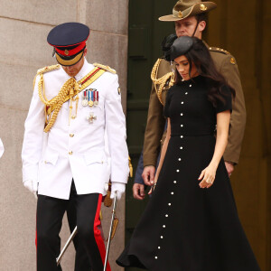 Le prince Harry, duc de Sussex, et Meghan Markle, duchesse de Sussex, enceinte, déposent une couronne au monument de guerre de l'ANZAC à Sydney, le 20 octobre 2018.