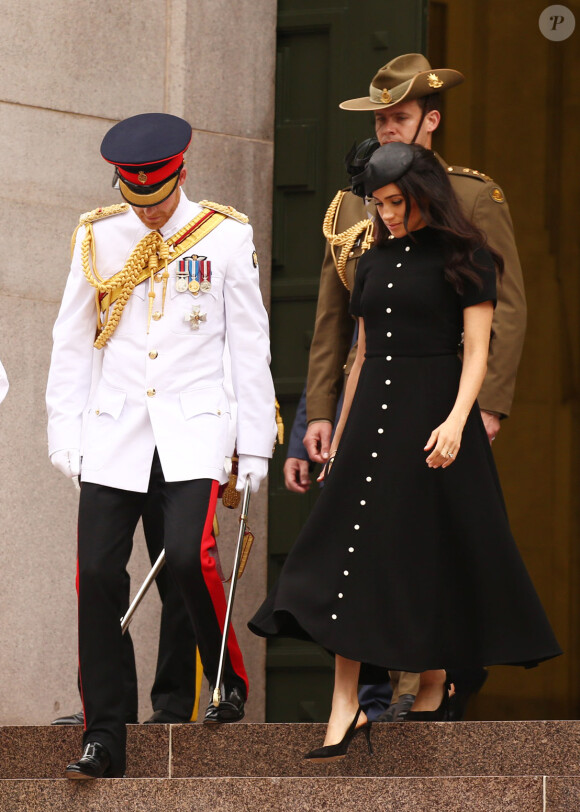 Le prince Harry, duc de Sussex, et Meghan Markle, duchesse de Sussex, enceinte, déposent une couronne au monument de guerre de l'ANZAC à Sydney, le 20 octobre 2018.