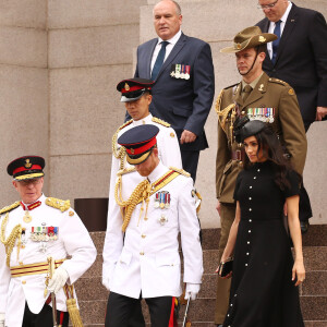 Le prince Harry, duc de Sussex, et Meghan Markle, duchesse de Sussex, enceinte, déposent une couronne au monument de guerre de l'ANZAC à Sydney, le 20 octobre 2018.