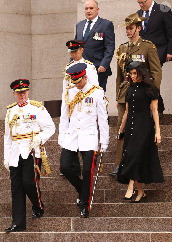 Le prince Harry, duc de Sussex, et Meghan Markle, duchesse de Sussex, enceinte, déposent une couronne au monument de guerre de l'ANZAC à Sydney, le 20 octobre 2018.
