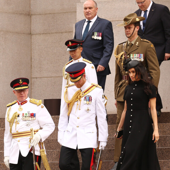 Le prince Harry, duc de Sussex, et Meghan Markle, duchesse de Sussex, enceinte, déposent une couronne au monument de guerre de l'ANZAC à Sydney, le 20 octobre 2018.