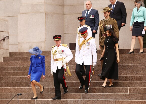 Le prince Harry, duc de Sussex, et Meghan Markle, duchesse de Sussex, enceinte, déposent une couronne au monument de guerre de l'ANZAC à Sydney, le 20 octobre 2018.