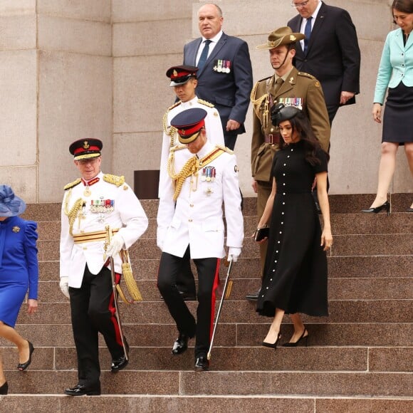 Le prince Harry, duc de Sussex, et Meghan Markle, duchesse de Sussex, enceinte, déposent une couronne au monument de guerre de l'ANZAC à Sydney, le 20 octobre 2018.