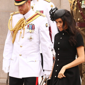 Le prince Harry, duc de Sussex, et Meghan Markle, duchesse de Sussex, enceinte, déposent une couronne au monument de guerre de l'ANZAC à Sydney, le 20 octobre 2018.