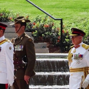 Le prince Harry, duc de Sussex, et Meghan Markle, duchesse de Sussex, enceinte, déposent une couronne au monument de guerre de l'ANZAC à Sydney, le 20 octobre 2018.