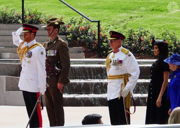 Le prince Harry, duc de Sussex, et Meghan Markle, duchesse de Sussex, enceinte, déposent une couronne au monument de guerre de l'ANZAC à Sydney, le 20 octobre 2018.