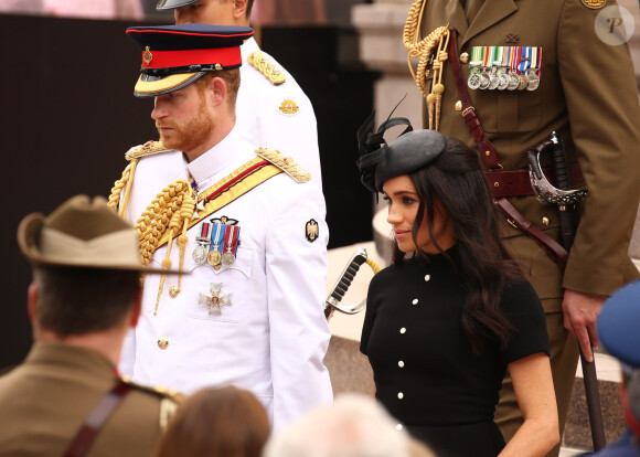 Le prince Harry, duc de Sussex, et Meghan Markle, duchesse de Sussex, enceinte, déposent une couronne au monument de guerre de l'ANZAC à Sydney, le 20 octobre 2018.