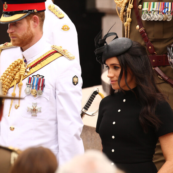 Le prince Harry, duc de Sussex, et Meghan Markle, duchesse de Sussex, enceinte, déposent une couronne au monument de guerre de l'ANZAC à Sydney, le 20 octobre 2018.