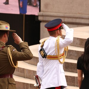 Le prince Harry, duc de Sussex, et Meghan Markle, duchesse de Sussex, enceinte, déposent une couronne au monument de guerre de l'ANZAC à Sydney, le 20 octobre 2018.