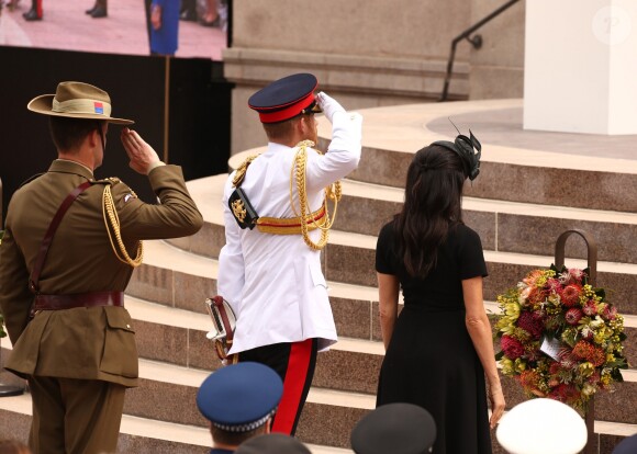 Le prince Harry, duc de Sussex, et Meghan Markle, duchesse de Sussex, enceinte, déposent une couronne au monument de guerre de l'ANZAC à Sydney, le 20 octobre 2018.
