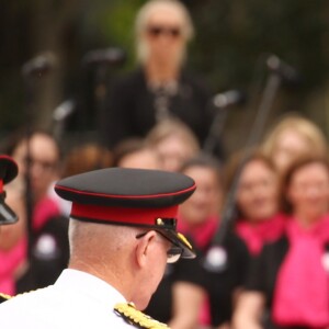 Le prince Harry, duc de Sussex, et Meghan Markle, duchesse de Sussex, enceinte, déposent une couronne au monument de guerre de l'ANZAC à Sydney, le 20 octobre 2018.