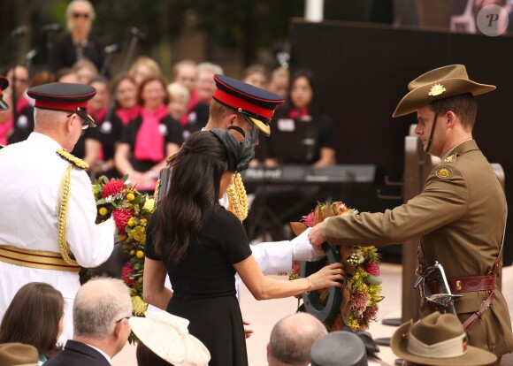 Le prince Harry, duc de Sussex, et Meghan Markle, duchesse de Sussex, enceinte, déposent une couronne au monument de guerre de l'ANZAC à Sydney, le 20 octobre 2018.