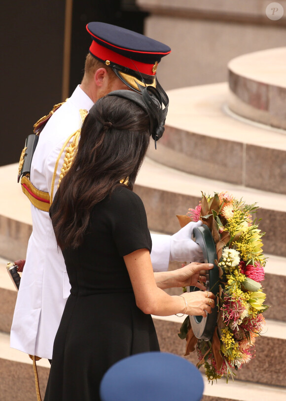 Le prince Harry, duc de Sussex, et Meghan Markle, duchesse de Sussex, enceinte, déposent une couronne au monument de guerre de l'ANZAC à Sydney, le 20 octobre 2018.