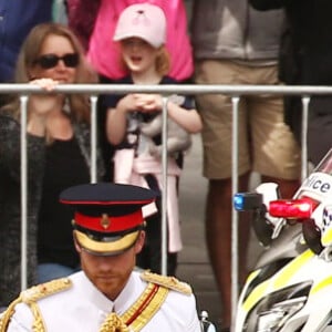 Le prince Harry, duc de Sussex, et Meghan Markle, duchesse de Sussex, enceinte, déposent une couronne au monument de guerre de l'ANZAC à Sydney, le 20 octobre 2018.