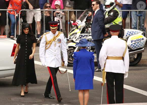 Le prince Harry, duc de Sussex, et Meghan Markle, duchesse de Sussex, enceinte, déposent une couronne au monument de guerre de l'ANZAC à Sydney, le 20 octobre 2018.