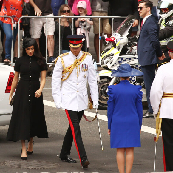 Le prince Harry, duc de Sussex, et Meghan Markle, duchesse de Sussex, enceinte, déposent une couronne au monument de guerre de l'ANZAC à Sydney, le 20 octobre 2018.