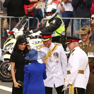 Le prince Harry, duc de Sussex, et Meghan Markle, duchesse de Sussex, enceinte, déposent une couronne au monument de guerre de l'ANZAC à Sydney, le 20 octobre 2018.