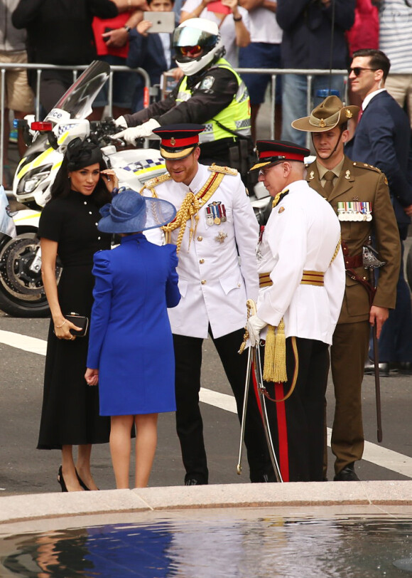 Le prince Harry, duc de Sussex, et Meghan Markle, duchesse de Sussex, enceinte, déposent une couronne au monument de guerre de l'ANZAC à Sydney, le 20 octobre 2018.