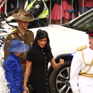 Le prince Harry, duc de Sussex, et Meghan Markle, duchesse de Sussex, enceinte, déposent une couronne au monument de guerre de l'ANZAC à Sydney, le 20 octobre 2018.