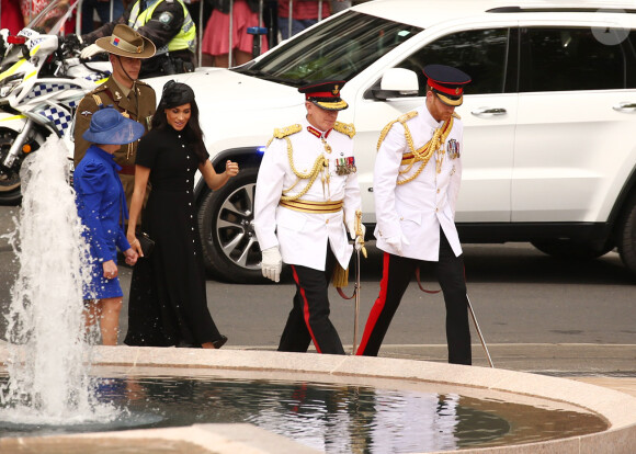 Le prince Harry, duc de Sussex, et Meghan Markle, duchesse de Sussex, enceinte, déposent une couronne au monument de guerre de l'ANZAC à Sydney, le 20 octobre 2018.