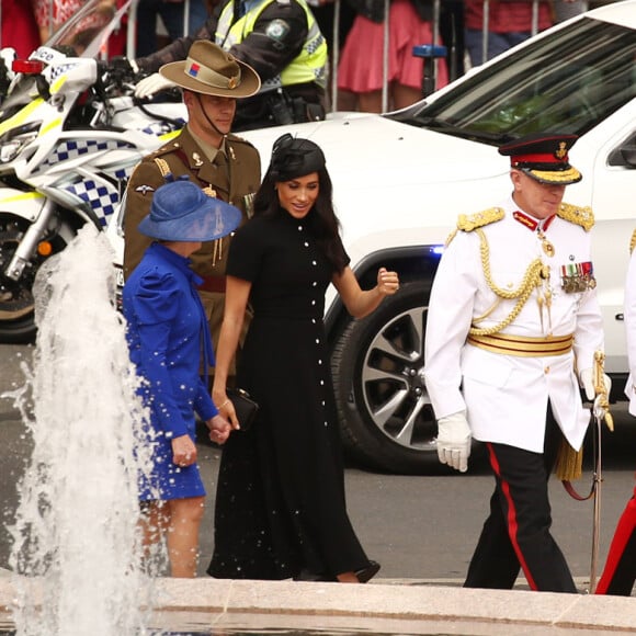 Le prince Harry, duc de Sussex, et Meghan Markle, duchesse de Sussex, enceinte, déposent une couronne au monument de guerre de l'ANZAC à Sydney, le 20 octobre 2018.