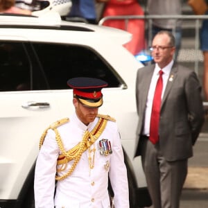 Le prince Harry, duc de Sussex, et Meghan Markle, duchesse de Sussex, enceinte, déposent une couronne au monument de guerre de l'ANZAC à Sydney, le 20 octobre 2018.