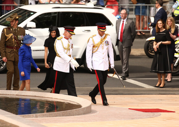 Le prince Harry, duc de Sussex, et Meghan Markle, duchesse de Sussex, enceinte, déposent une couronne au monument de guerre de l'ANZAC à Sydney, le 20 octobre 2018.