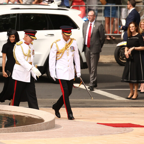 Le prince Harry, duc de Sussex, et Meghan Markle, duchesse de Sussex, enceinte, déposent une couronne au monument de guerre de l'ANZAC à Sydney, le 20 octobre 2018.