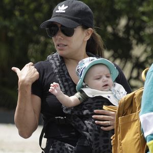 Exclusif - Eva Longoria se promène avec son fils Santiago dans les rues de Gold Coast, Queensland, Australie, le 9 octobre 2018. Eva Longoria est en Australie pour le tournage du film "Dora l'exploratrice".