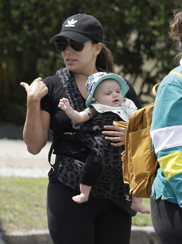 Exclusif - Eva Longoria se promène avec son fils Santiago dans les rues de Gold Coast, Queensland, Australie, le 9 octobre 2018. Eva Longoria est en Australie pour le tournage du film "Dora l'exploratrice".