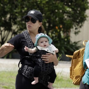 Exclusif - Eva Longoria se promène avec son fils Santiago dans les rues de Gold Coast, Queensland, Australie, le 9 octobre 2018. Eva Longoria est en Australie pour le tournage du film "Dora l'exploratrice".