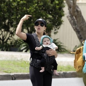 Exclusif - Eva Longoria se promène avec son fils Santiago dans les rues de Gold Coast, Queensland, Australie, le 9 octobre 2018. Eva Longoria est en Australie pour le tournage du film "Dora l'exploratrice".