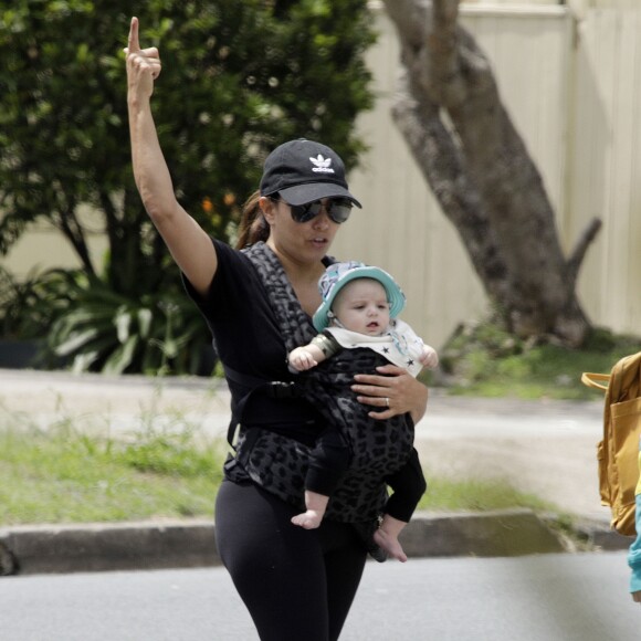 Exclusif - Eva Longoria se promène avec son fils Santiago dans les rues de Gold Coast, Queensland, Australie, le 9 octobre 2018. Eva Longoria est en Australie pour le tournage du film "Dora l'exploratrice".