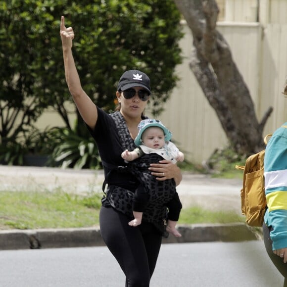 Exclusif - Eva Longoria se promène avec son fils Santiago dans les rues de Gold Coast, Queensland, Australie, le 9 octobre 2018. Eva Longoria est en Australie pour le tournage du film "Dora l'exploratrice".