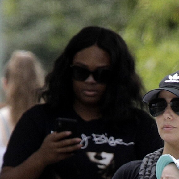 Exclusif - Eva Longoria se promène avec son fils Santiago dans les rues de Gold Coast, Queensland, Australie, le 9 octobre 2018. Eva Longoria est en Australie pour le tournage du film "Dora l'exploratrice".