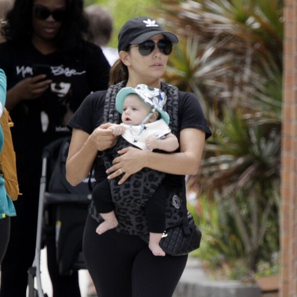 Exclusif - Eva Longoria se promène avec son fils Santiago dans les rues de Gold Coast, Queensland, Australie, le 9 octobre 2018. Eva Longoria est en Australie pour le tournage du film "Dora l'exploratrice".
