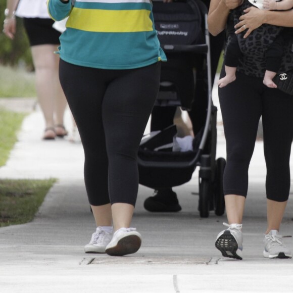 Exclusif - Eva Longoria se promène avec son fils Santiago dans les rues de Gold Coast, Queensland, Australie, le 9 octobre 2018. Eva Longoria est en Australie pour le tournage du film "Dora l'exploratrice".