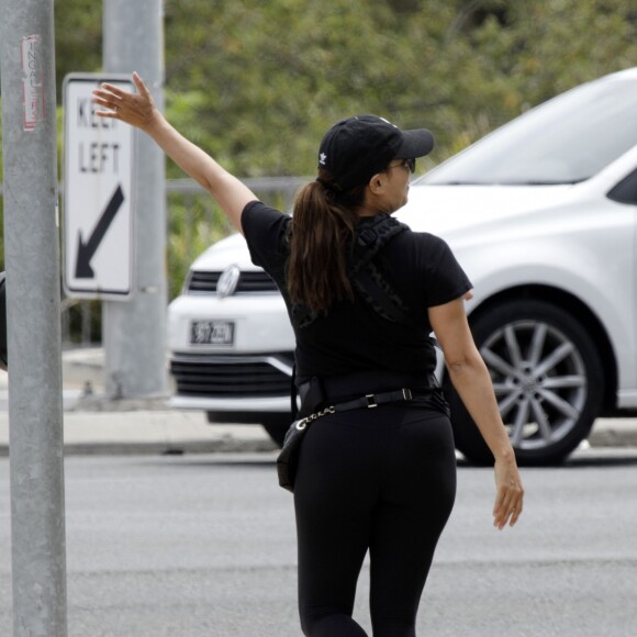 Exclusif - Eva Longoria se promène avec son fils Santiago dans les rues de Gold Coast, Queensland, Australie, le 9 octobre 2018. Eva Longoria est en Australie pour le tournage du film "Dora l'exploratrice".