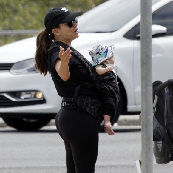 Exclusif - Eva Longoria se promène avec son fils Santiago dans les rues de Gold Coast, Queensland, Australie, le 9 octobre 2018. Eva Longoria est en Australie pour le tournage du film "Dora l'exploratrice".