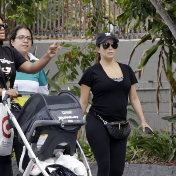 Exclusif - Eva Longoria se promène avec son fils Santiago dans les rues de Gold Coast, Queensland, Australie, le 9 octobre 2018. Eva Longoria est en Australie pour le tournage du film "Dora l'exploratrice".