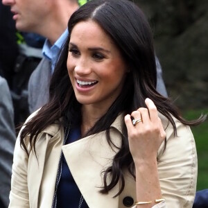 Le prince Harry, duc de Sussex, et Meghan Markle, enceinte, duchesse de Sussex, vont à la rencontre de la foule venue les accueillir, lors de la visite des jardins botaniques de Melbourne, le 18 octobre 2018.