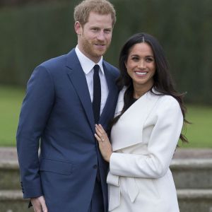 Le prince Harry et Meghan Markle posent à Kensington palace après l'annonce de leur mariage au printemps 2018 à Londres le 27 novembre 2017. Le mariage aura lieu le 19 mai 2018 au château de Windsor.