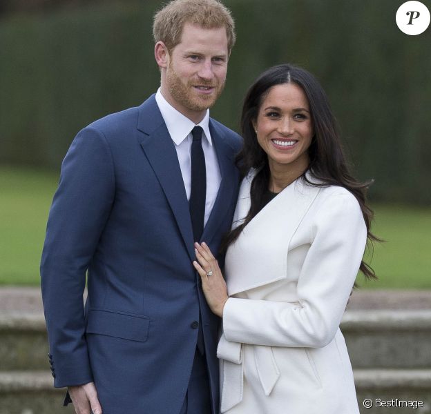 Le prince Harry et Meghan Markle posent à Kensington palace après l'annonce de leur mariage au printemps 2018 à Londres le 27 novembre 2017. Le mariage aura lieu le 19 mai 2018 au château de Windsor.